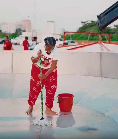 Hilda Baci washes the giant pot for her record attempt